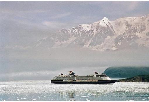 En Alaska admirando un enorme Glaciar